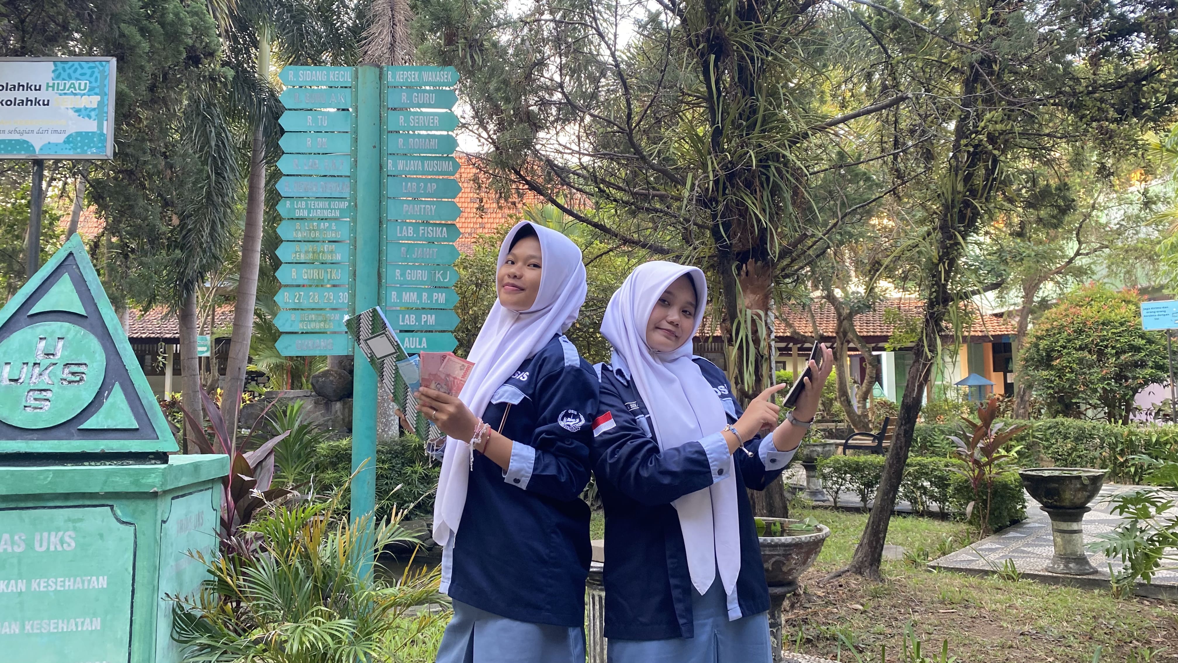Bendahara 1 dan Bendahara 2 OSIS