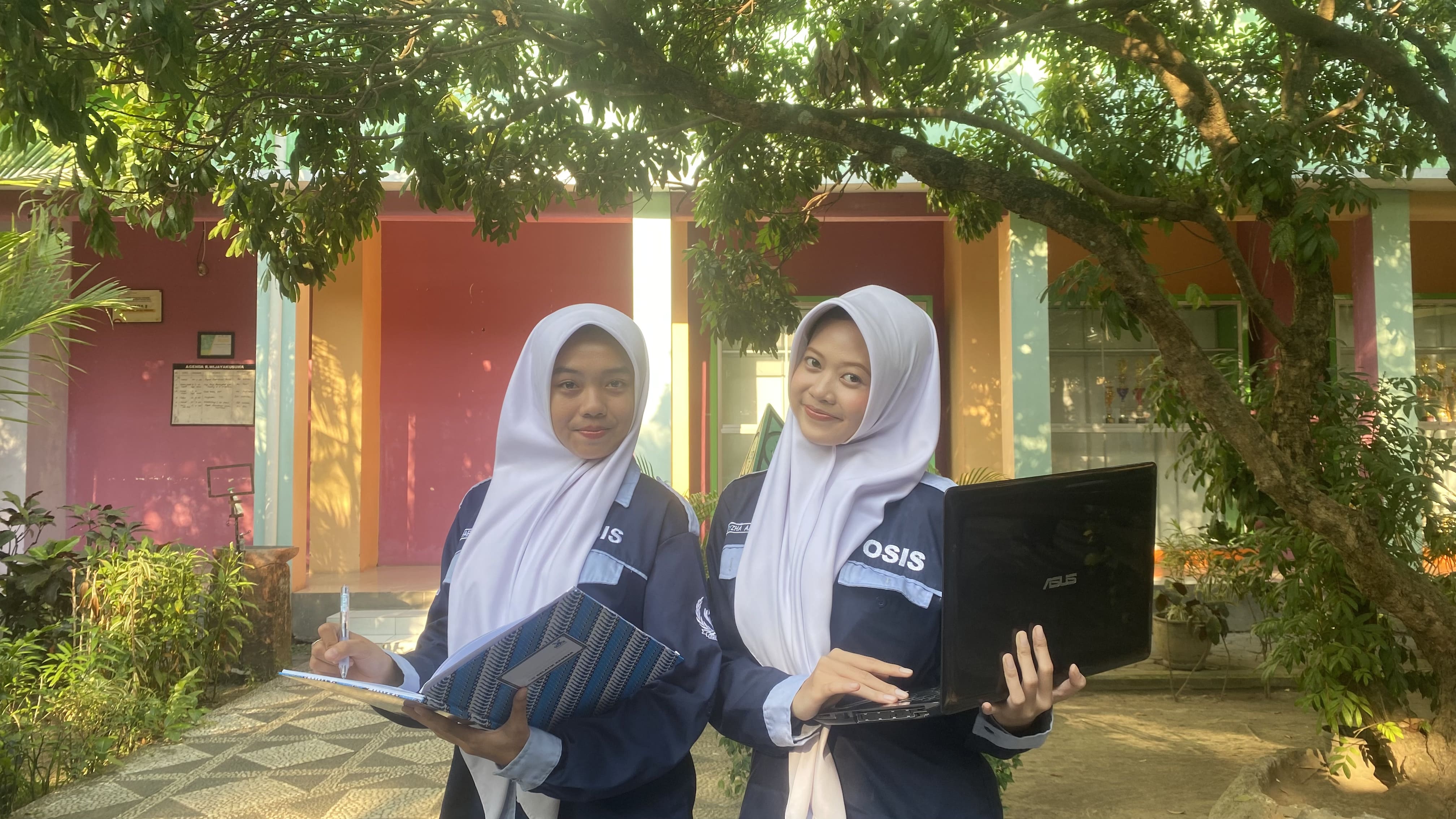 Sekretaris 1 dan Sekretaris 2 OSIS